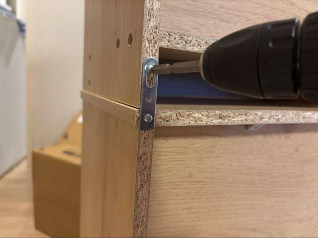 【アイリスオーヤマ ウッドペールストッカー】電動ドライバーや、指を挟まないようにするため軍手もあると便利です