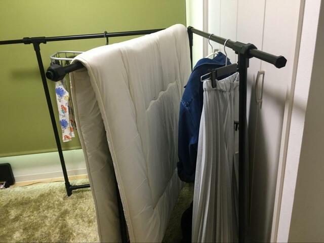 【カインズ アルミ折りたたみ伸縮式布団干し3枚】雨の日もこれがあれば物干しスペースに困りません