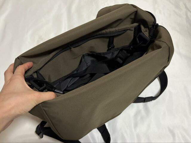 【ワークマン　リュックに変身ショルダーバッグ】リュックからショルダーへの切り替え2：リュックの下側に被せるように折りたたんで…⇒