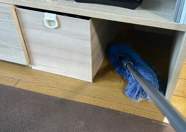 【ダスキン　ペット用おそうじモップレンタル】絡め取った抜け毛やホコリは、ペットの安全に配慮した吸着剤でしっかりキャッチしてくれるので安心です