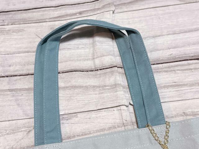 長めの持ち手なので、厚手のアウターを着込んでも肩がけがラクラク可能！