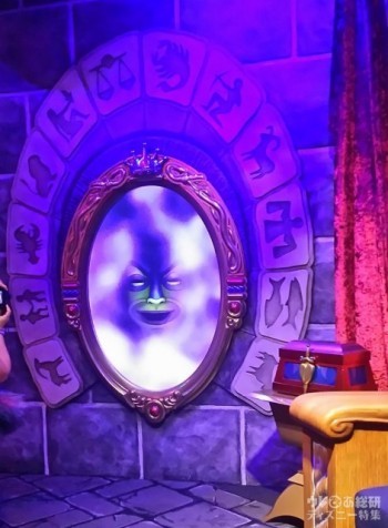 魔法の鏡には時折怪しく鏡の男が現れます