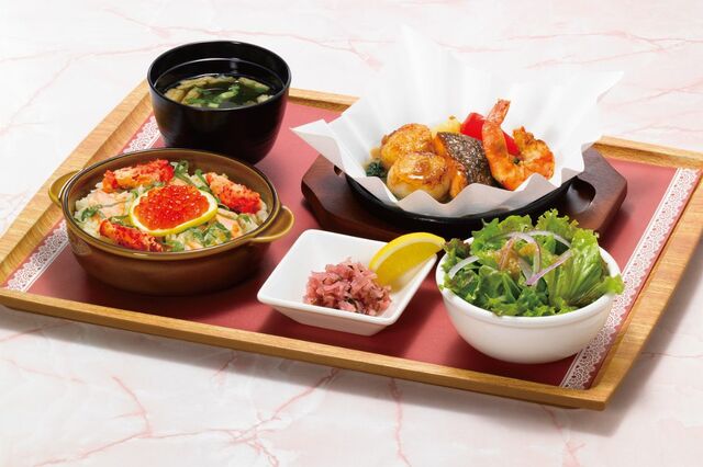 【ロイヤルホスト】「花咲蟹といくらの和風ピラフ＆サクラマスと帆立のあつあつグリル（サラダ・味噌汁・漬物付）」3,388円（税込）