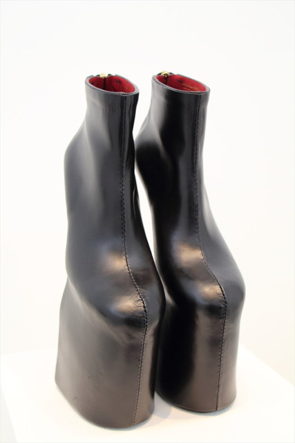 舘鼻則孝展：ヒールが高い！　舘鼻則孝展展示風景、2014-2015年、8/ ART GALLERY/ Tomio Koyama Gallery 