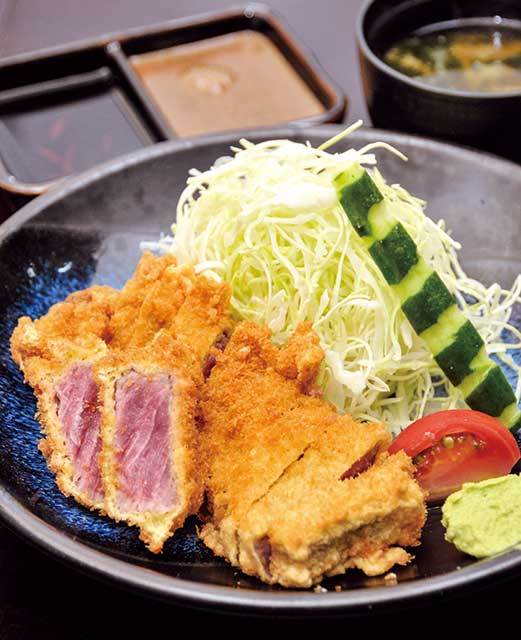 牛かつ おか田（新橋） 牛ロース ランチかつセット 1300円 きつね色の衣の中から現れる赤身の肉はインパクト大。ジューシーでとてもやわらかい。