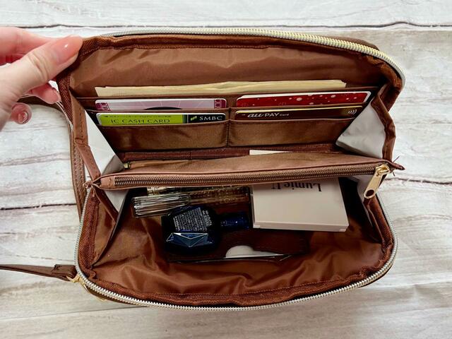 ものを入れてみました！【SNOOPY（スヌーピー）タテでもヨコでも持てる！スマホショルダーBOOK BROWN】