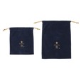 【スターバックス リザーブ® ロースタリー 東京 新商品】スターバックス リザーブ ドローストリングポーチ ネイビー S￥980、L￥1,200／ネイビーのボディと、ゴールドのひもや刺繍で華やかな舞台幕をイメージした巾着型のポーチ