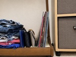 【BEFORE】パンフレットやグッズが部屋のあちこちに散らばっている状態…
