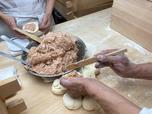 皮を伸ばし、その上に餡をのせ、包んでいく/東京豚饅