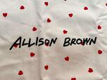 フロントの中央には「ALLISON BROWN 」のロゴ入り♪
