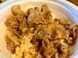 【すき家 牛カルビ焼肉丼】牛カルビはプルプルとした脂身と赤みの部分のバランスが絶妙