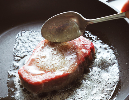 ステーキ うまさのカギは バター にあり 簡単 牛フィレステーキ の作り方 1 2 うまい肉