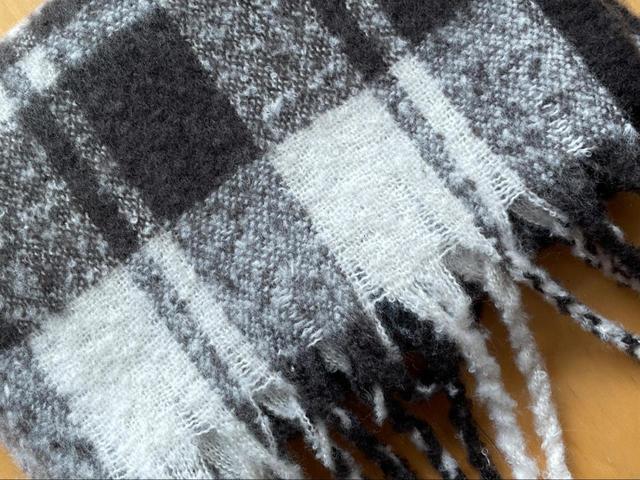 【3COINS　ボリュームチェックマフラー】コーデに合わせやすい色味になっています