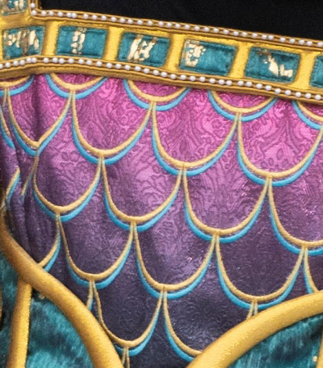 胸元のうろこのデザイン