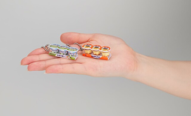 まさに手のひらサイズ！3連パックなのも可愛いですよね【雪印メグミルク ミニチュアチャーム ～ヨーグルト＆デザートシリーズ～】