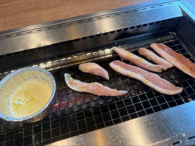 【プレミアムカルビ　トントロチーズフォンデュ】とろける準備万端でお肉もじゅわっと焼き始め◎