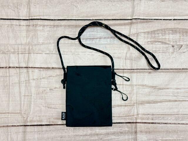 【カルディ りんごバッグ／ミニショルダーバッグ】サイズは約縦18×横14cm。背面は装飾がないシンプルなデザインです
