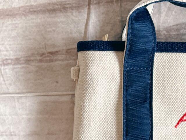 素材はポリエステルと綿の混紡。しっかりとしたコットンキャンバス調の生地