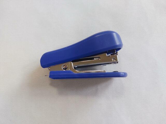 ホチキス側面