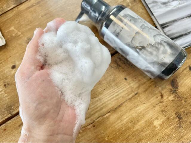 【initiator HEMP CHARCOAL SHAMPOO】1プッシュでロングヘアもしっかり洗える