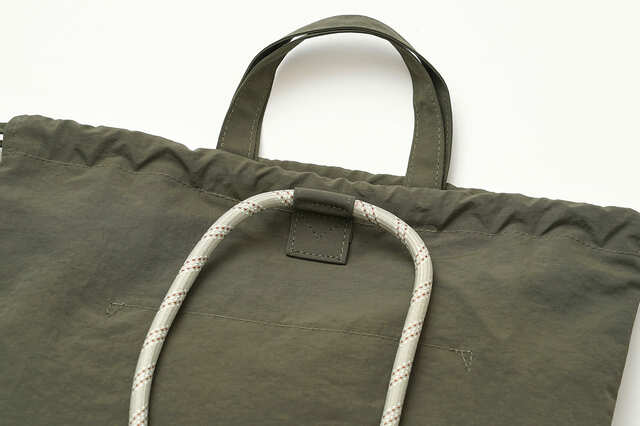 【ムーミン「2wayナップサック」】ショルダーストラップの中央をしっかり固定することで、左右がずれにくく、快適な背負い心地を実現