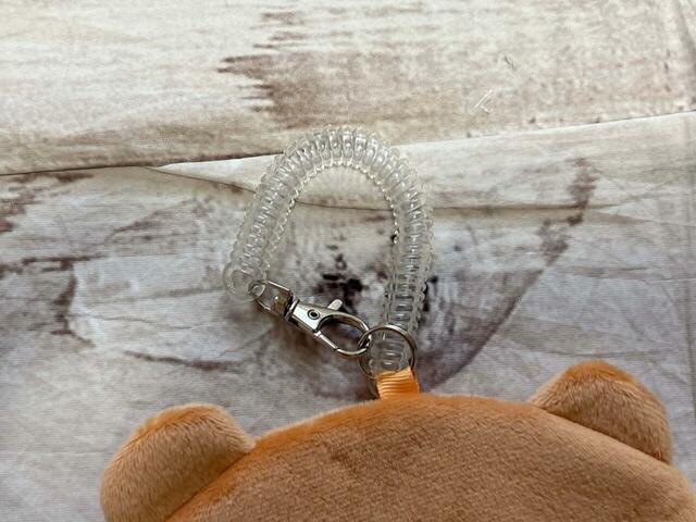 上部にストラップ付きなため、バッグなどにつけられます