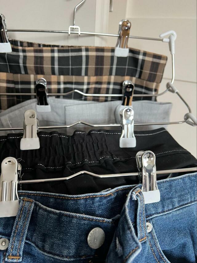 【ニトリ すべりにくいスカート・スラックス ピンチ付き4段ハンガー(ラミー 幅34cm ホワイト)】1つのハンガーでたくさん収納できて嬉しい