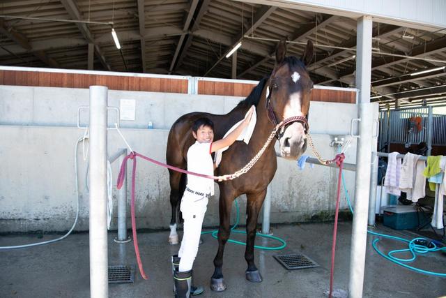 試合当日は暑い日だったため、汗をかいた馬は駿萬くんに体を洗ってもらって気持ちよさそう