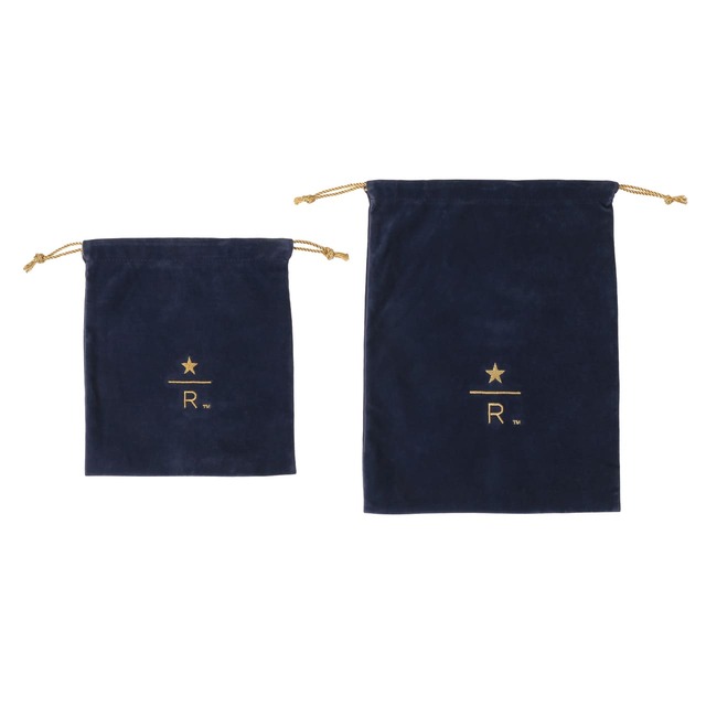 【スターバックス リザーブ® ロースタリー 東京 新商品】スターバックス リザーブ ドローストリングポーチ ネイビー S￥980、L￥1,200／ネイビーのボディと、ゴールドのひもや刺繍で華やかな舞台幕をイメージした巾着型のポーチ