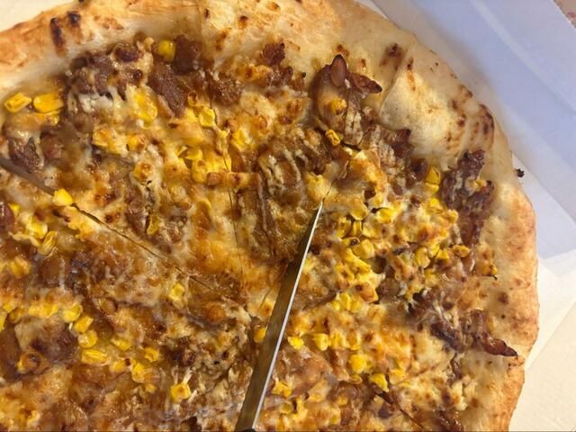 【ロピア テリヤキチキンピザ】具材ぎっしりの断面から溢れるチーズとコーン♪切るそばから食欲をそそられる、満腹確定の一枚です