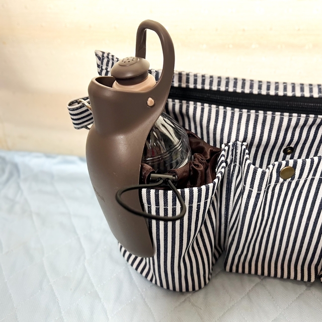 【KAINU犬用お散歩バッグ大容量ウエストポーチ】表面の巾着ポケットには500mlのペットボトルもすっぽり入ります！