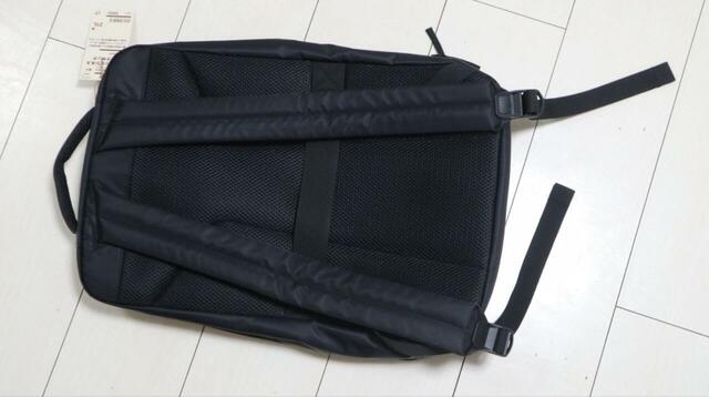 【無印良品 肩の負担を軽くする撥水ナイロンビジネスリュックサック】裏面の中央にはキャリーバッグのハンドルに通せるベルトがあります♪