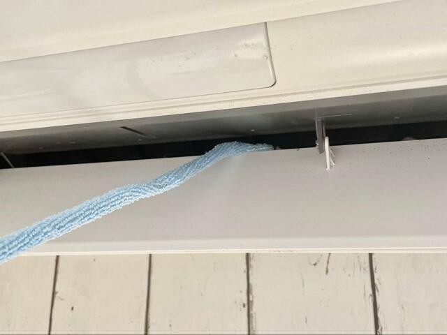 【セリア　隙間クリーンスティック】エアコンの内側に最適！