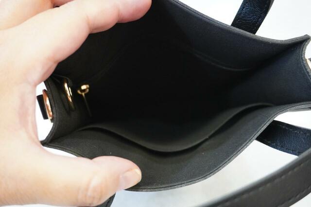 中にも両面にポケットが…！