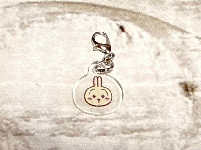 『ちいかわ』×100円ショップ新作グッズ第8弾「ちいかわ プチチャーム2P」チャームはアクリル素材で、ナスカンで取り外し可能