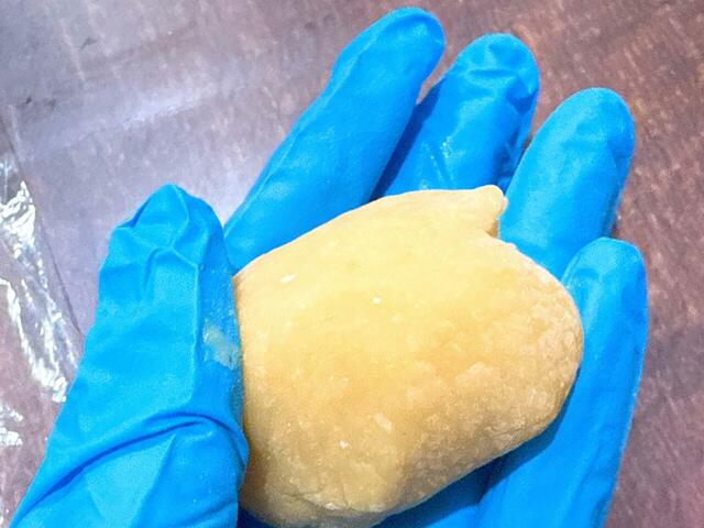 耳はキッチンバサミで切り込みを入れて成形します。ハサミの背で耳の下を馴染ませると形成しやすい!