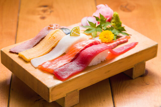 「長さ2cm!FUJIYAMA寿司(※現在ローストビーフの提供はありません)」<期間:2025年7月18日~8月31日>【【1日5組限定】大トロもウニもいくらも食べ放題!“高級寿司70種食べ放題プラン”が期間限定で6,598円から3,900円に!】