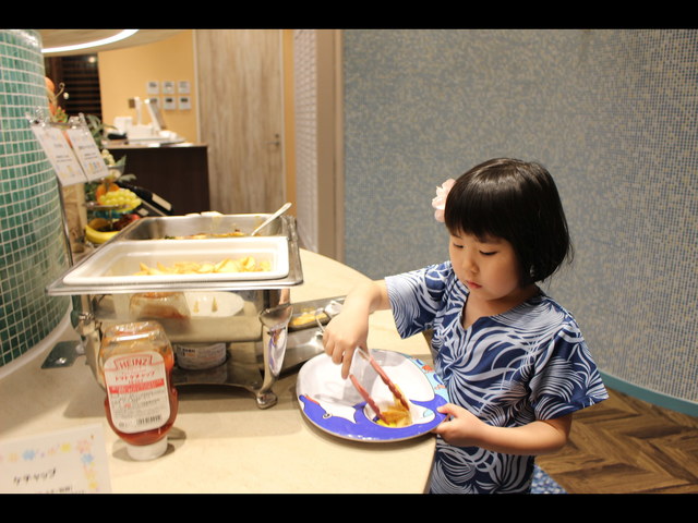 落とさないように気を付けながら、ビュッフェに挑戦。