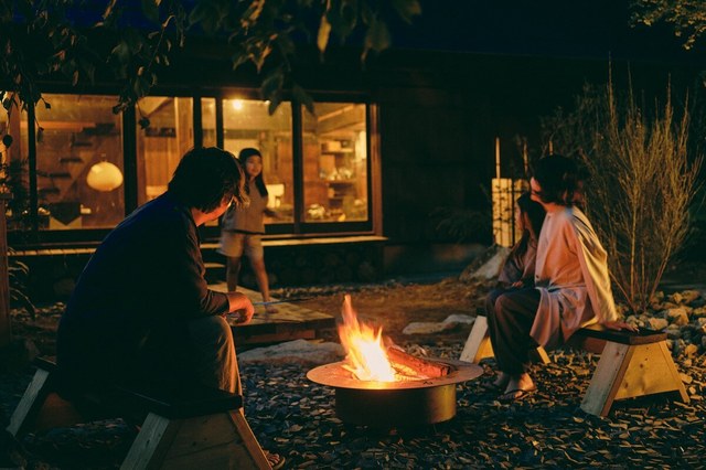 庭でのたき火で家族団らんも