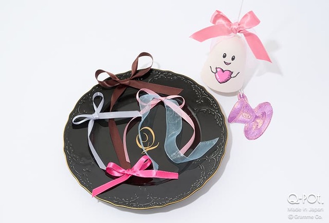 【Q-pot. オバケ風鈴】パーツの短冊を糸の先につけて組み立てたら、仕上げにリボンをデコレーション