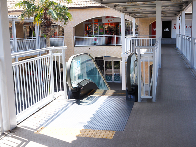 大洗リゾートアウトレットのエスカレーター　