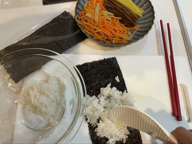 【ちびっこキンパ】小盛り位のご飯を海苔に乗せます