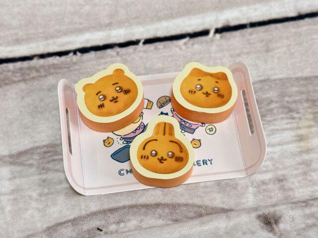 実際にちいかわベーカリーで販売されているパンたち。さまざまな味のクリームが入ったちいハチうさのパンです