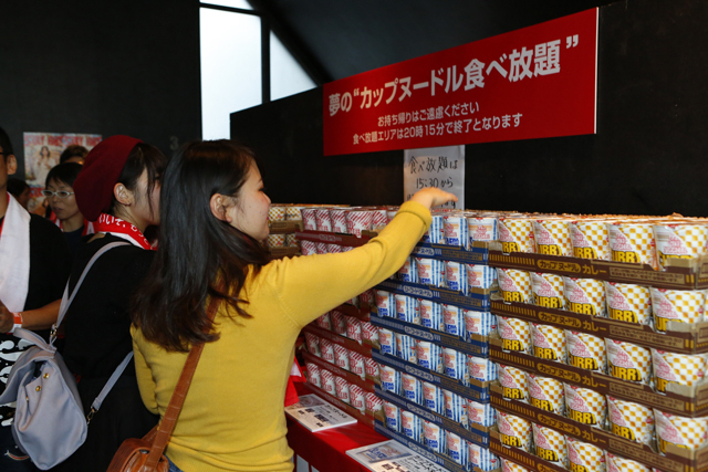 カップヌードル食べ放題フェスに並べられたたくさんのカップヌードル