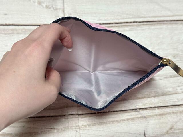 内側には裏地付きで丈夫な作りなのがうれしい♪