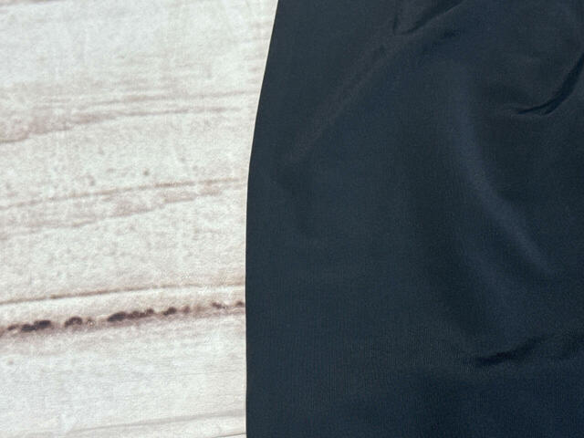 素材はナイロン88%・ポリウレタン12%。サラサラするんとした手ざわりの生地