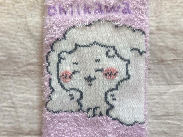 ハチワレがちいかわのお家にお泊まりをしたときの一コマ。朝の体操をサボってムニャムニャしているおねむな姿がかわいすぎる〜！