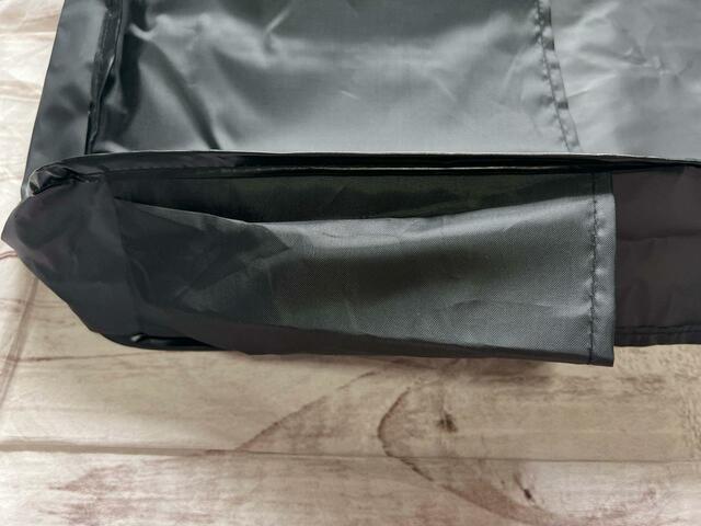 内側の両サイドにはポケットが1つずつついています（内側もブラックでポケットが見えづらいため、裏返して撮影しています）
