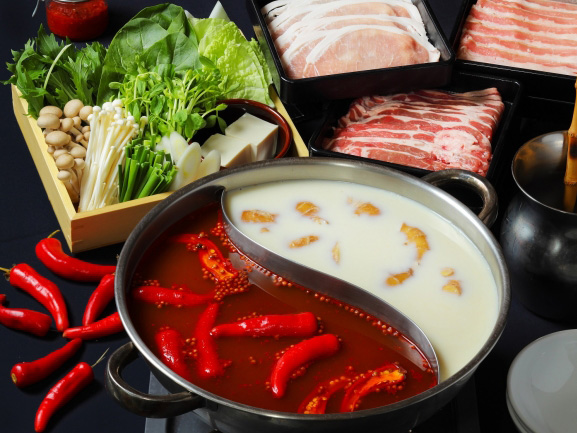 スープが選べる！生スパイスが香る特製チゲしゃぶ鍋