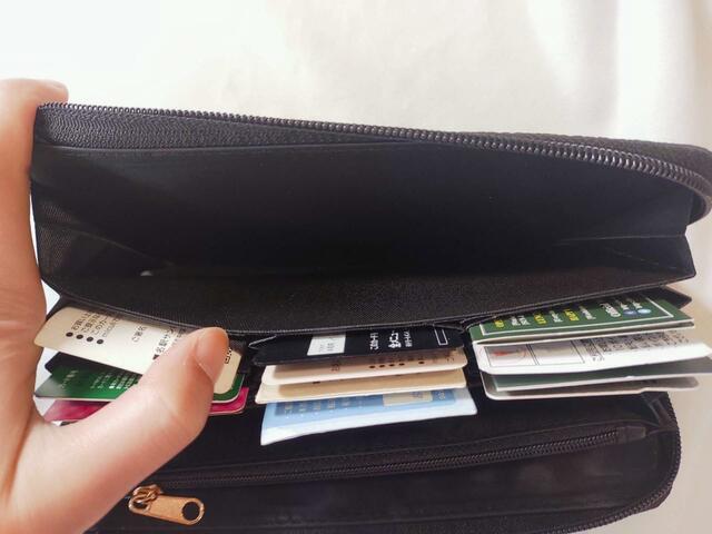 マチ付きのマルチポケット付き